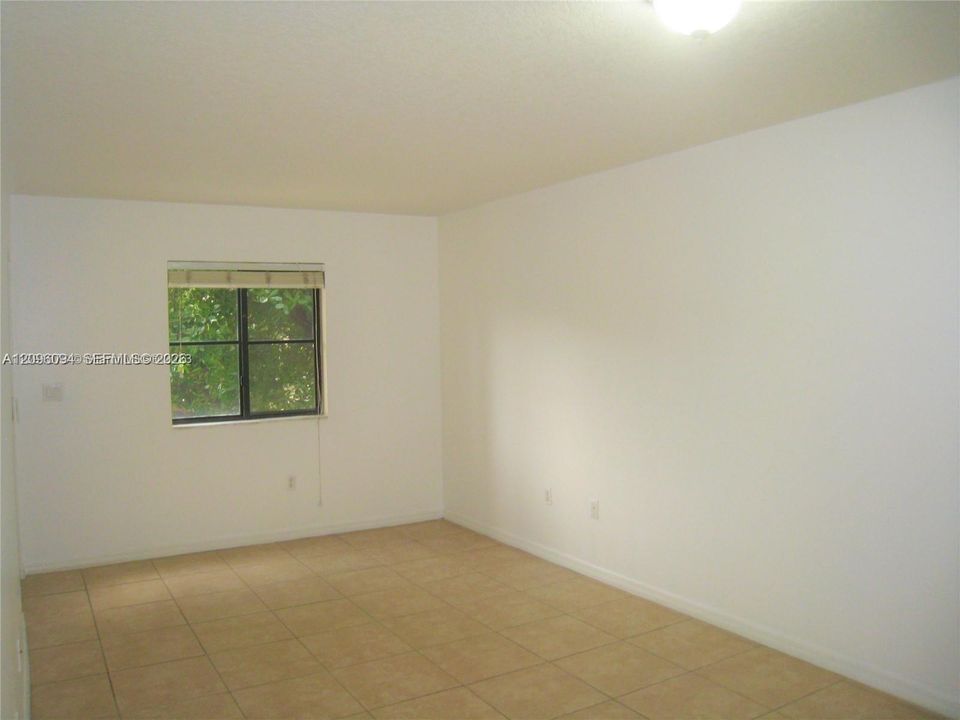 For Sale: $279,000 (2 beds, 2 baths, 817 Square Feet)