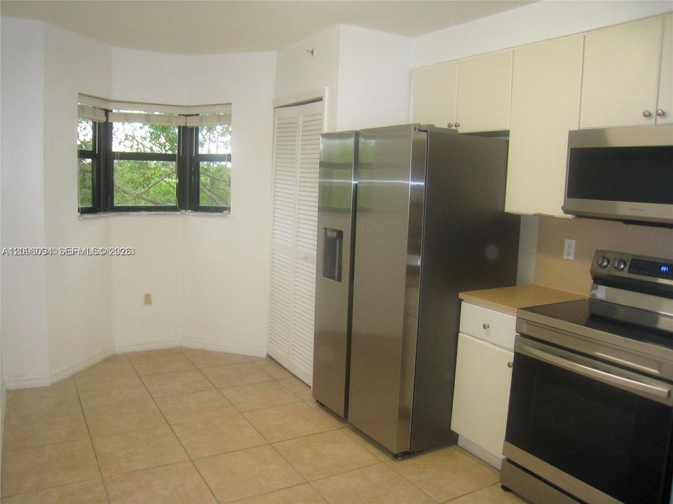 For Sale: $279,000 (2 beds, 2 baths, 817 Square Feet)