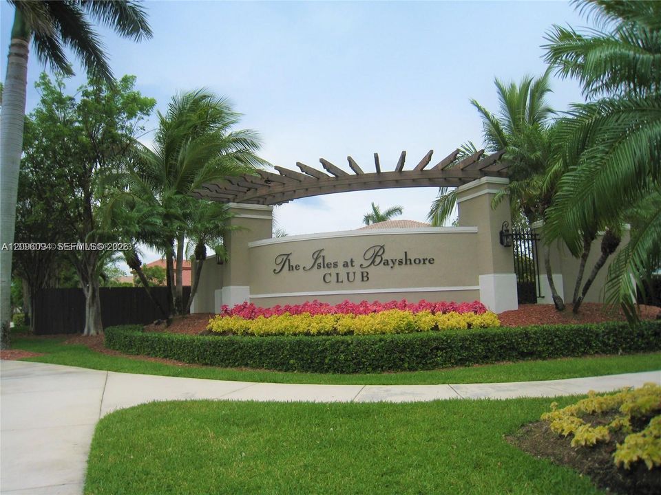 For Sale: $279,000 (2 beds, 2 baths, 817 Square Feet)