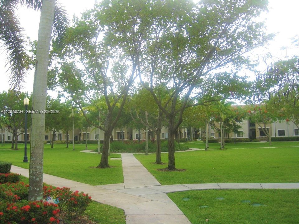For Sale: $279,000 (2 beds, 2 baths, 817 Square Feet)
