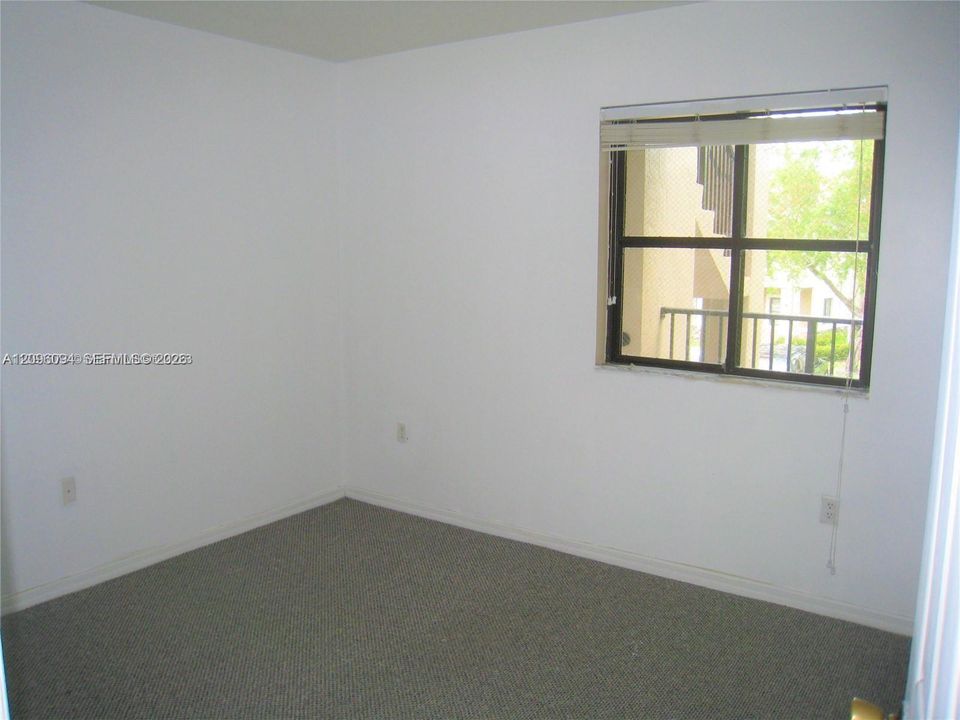 For Sale: $279,000 (2 beds, 2 baths, 817 Square Feet)