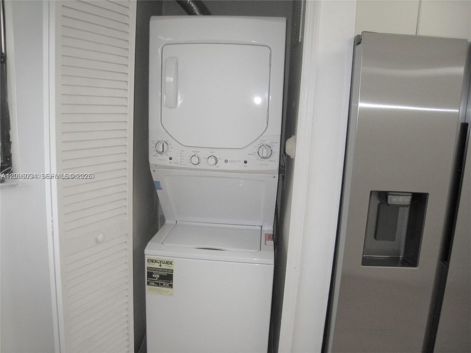For Sale: $279,000 (2 beds, 2 baths, 817 Square Feet)