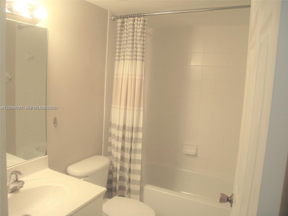 For Sale: $279,000 (2 beds, 2 baths, 817 Square Feet)