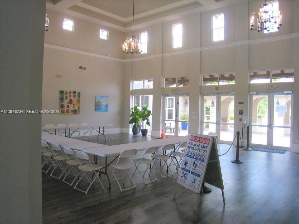 For Sale: $279,000 (2 beds, 2 baths, 817 Square Feet)