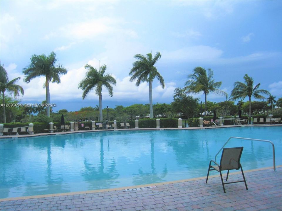 For Sale: $279,000 (2 beds, 2 baths, 817 Square Feet)