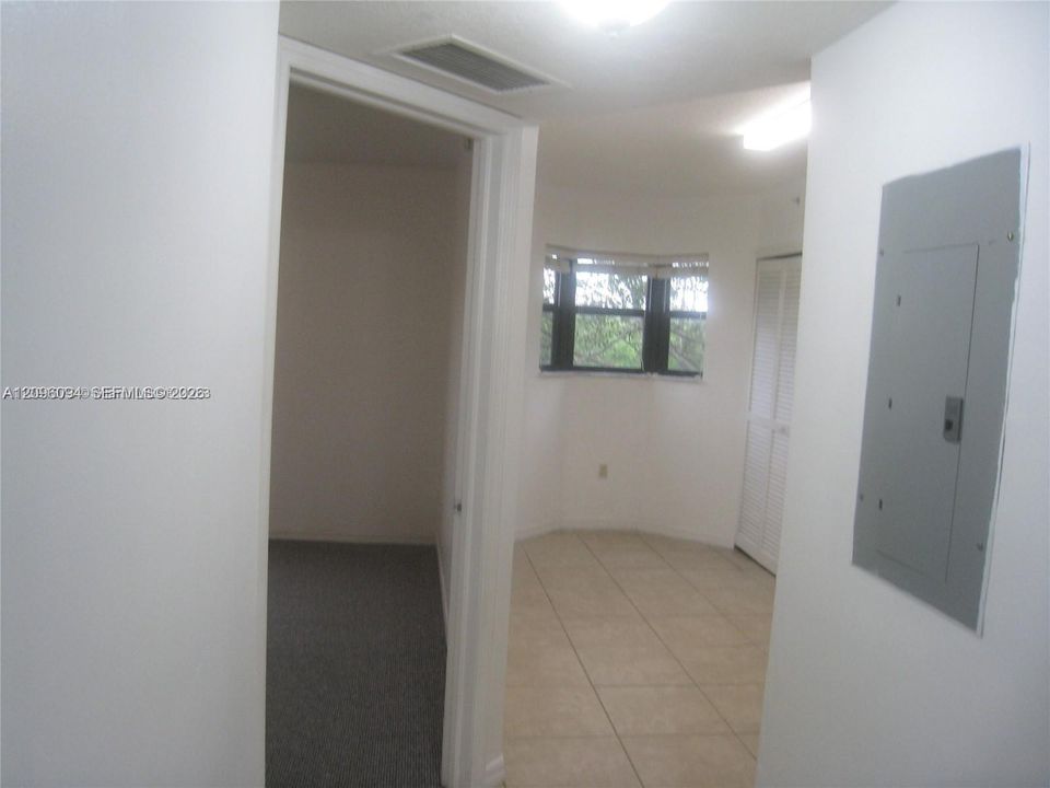 For Sale: $279,000 (2 beds, 2 baths, 817 Square Feet)