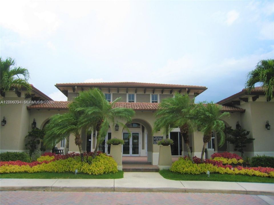 For Sale: $279,000 (2 beds, 2 baths, 817 Square Feet)