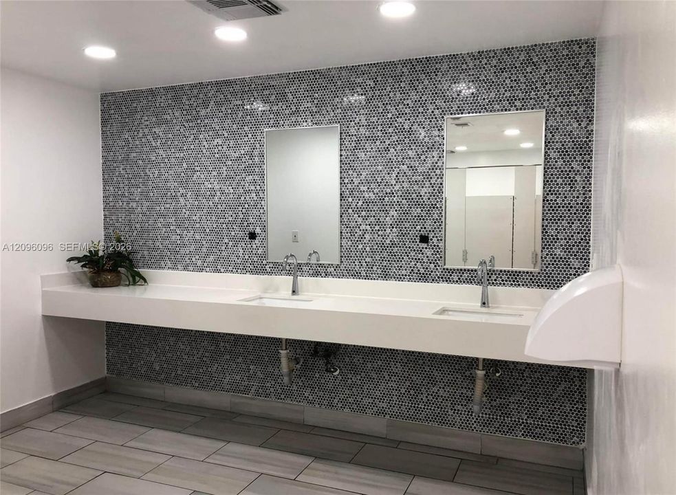 For Rent: $2,100 (1 beds, 1 baths, 767 Square Feet)