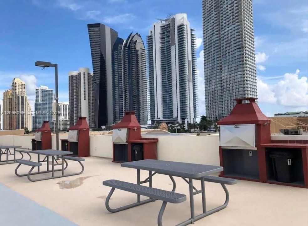 For Rent: $2,100 (1 beds, 1 baths, 767 Square Feet)