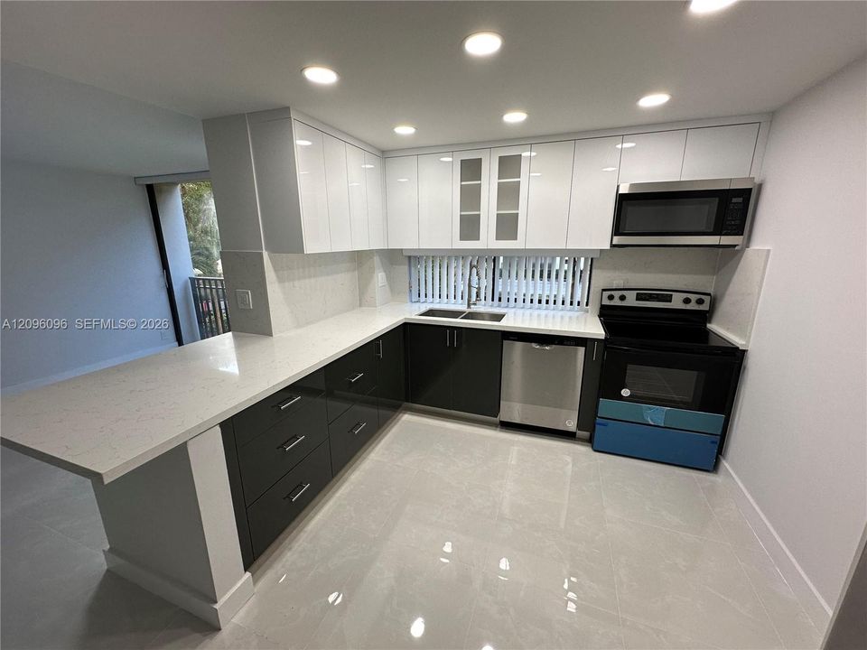 For Rent: $2,100 (1 beds, 1 baths, 767 Square Feet)