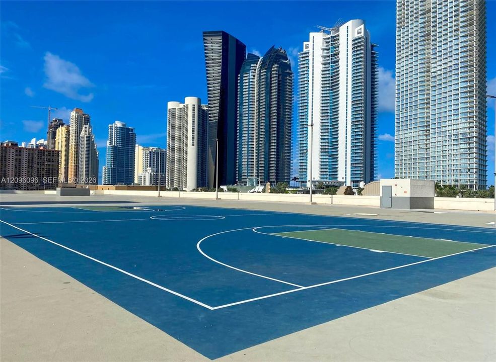 For Rent: $2,100 (1 beds, 1 baths, 767 Square Feet)