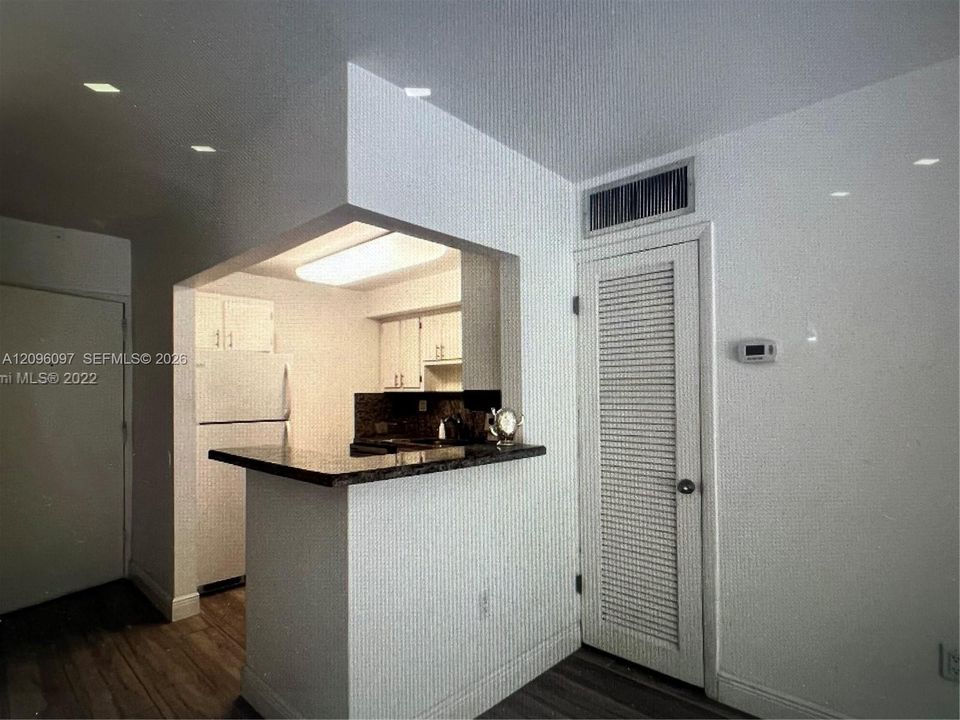 For Rent: $1,995 (1 beds, 1 baths, 920 Square Feet)