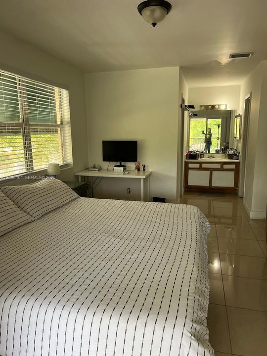 For Rent: $2,200 (2 beds, 2 baths, 1093 Square Feet)