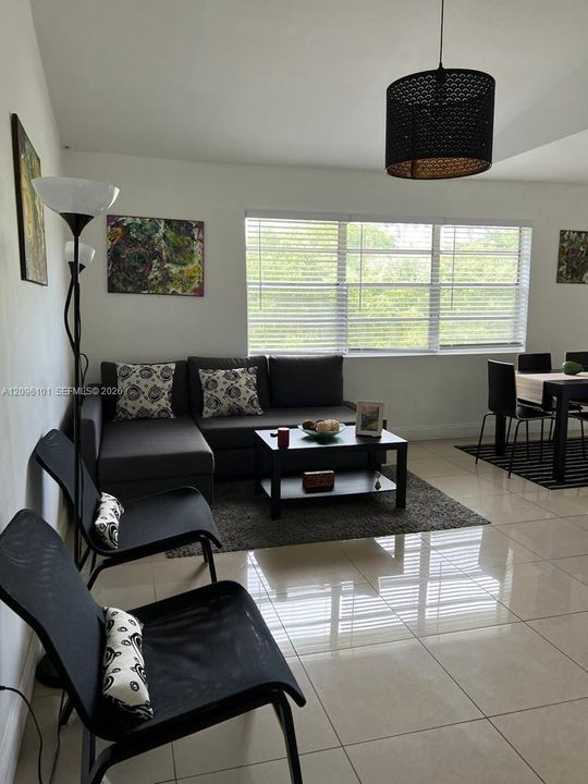 For Rent: $2,200 (2 beds, 2 baths, 1093 Square Feet)