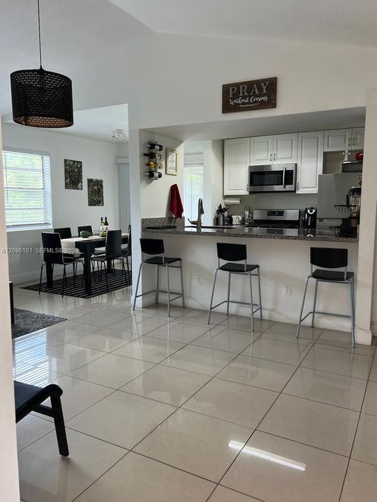 For Rent: $2,200 (2 beds, 2 baths, 1093 Square Feet)