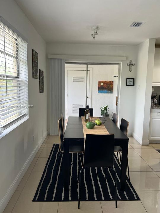 For Rent: $2,200 (2 beds, 2 baths, 1093 Square Feet)