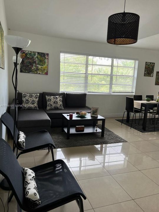 For Rent: $2,200 (2 beds, 2 baths, 1093 Square Feet)