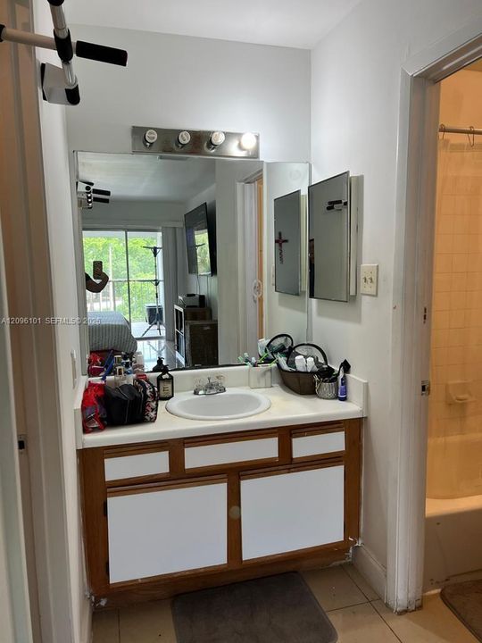 For Rent: $2,200 (2 beds, 2 baths, 1093 Square Feet)