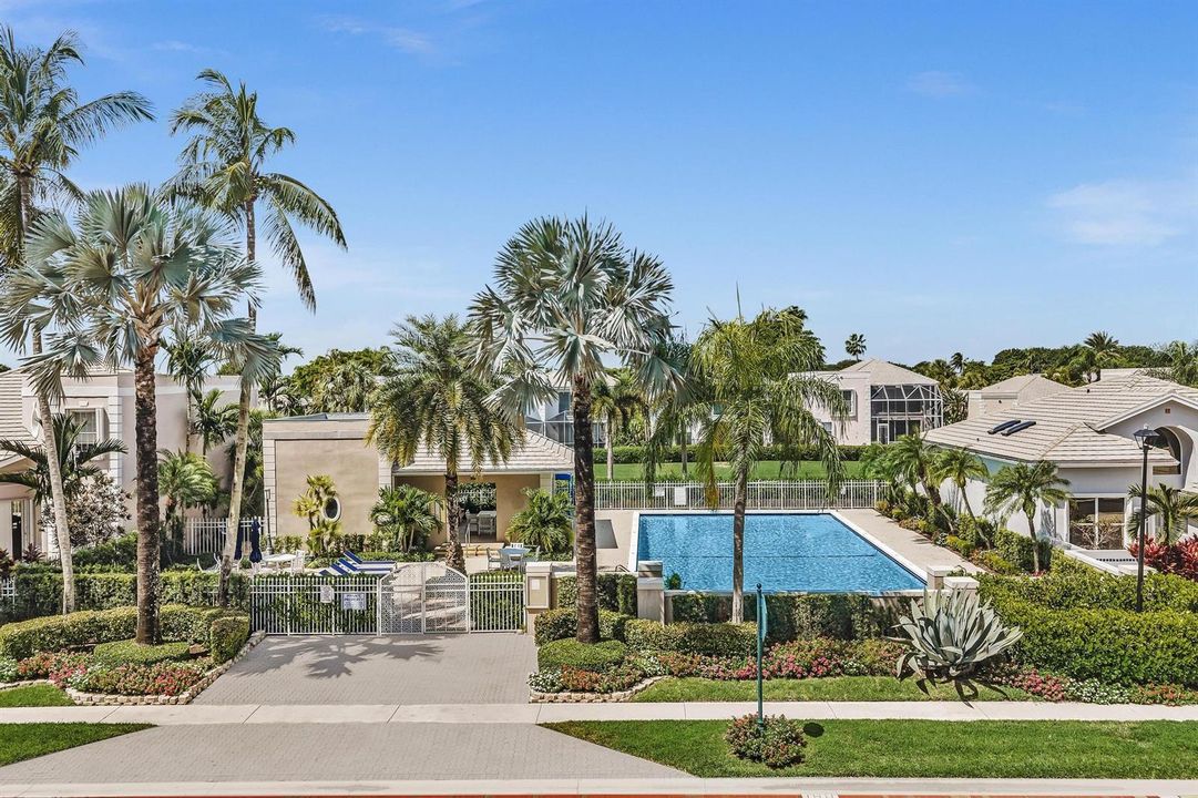 Nice community pool