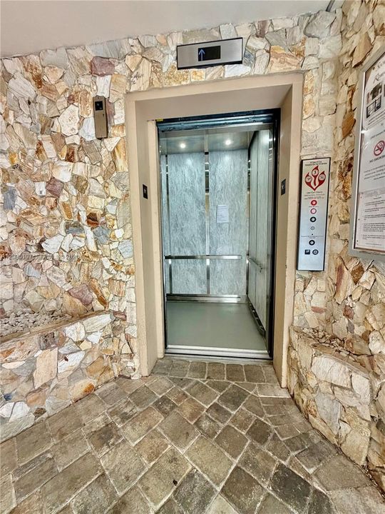 For Sale: $163,900 (2 beds, 2 baths, 1156 Square Feet)