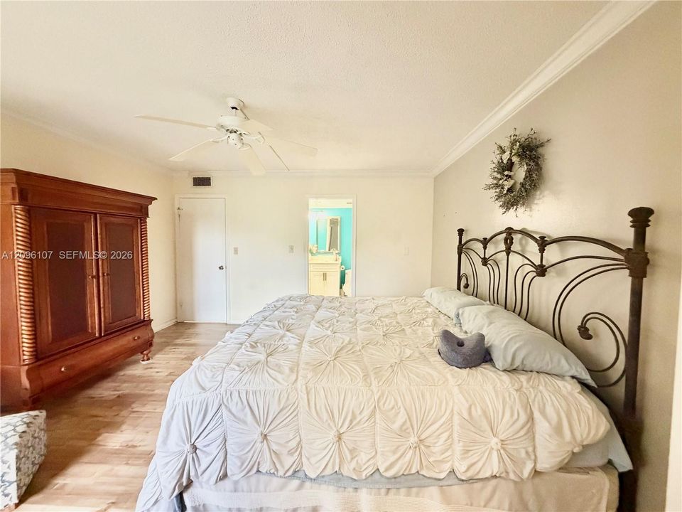 For Sale: $163,900 (2 beds, 2 baths, 1156 Square Feet)