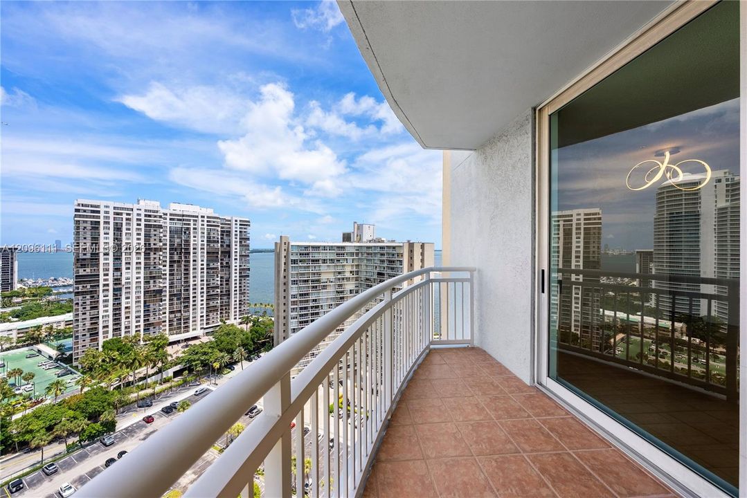 На продажу: $649,999 (2 спален, 2 ванн, 1120 Квадратных фут)