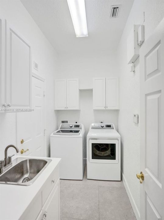 В аренду: $12,999 (3 спален, 3 ванн, 2496 Квадратных фут)