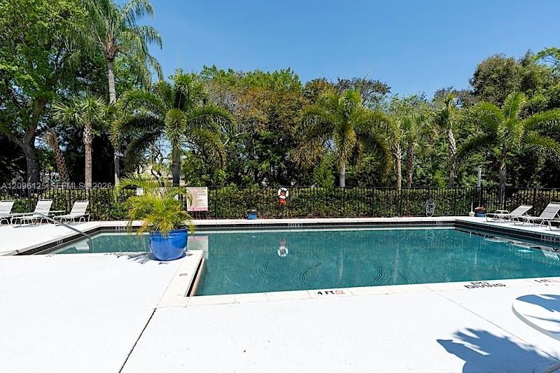 For Rent: $1,900 (2 beds, 2 baths, 884 Square Feet)