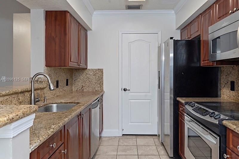 For Rent: $1,900 (2 beds, 2 baths, 884 Square Feet)