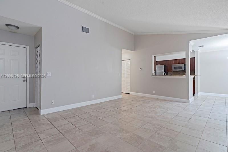 For Rent: $1,900 (2 beds, 2 baths, 884 Square Feet)