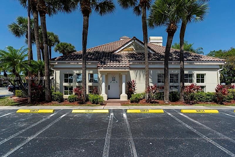 For Rent: $1,900 (2 beds, 2 baths, 884 Square Feet)