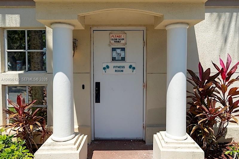 For Rent: $1,900 (2 beds, 2 baths, 884 Square Feet)