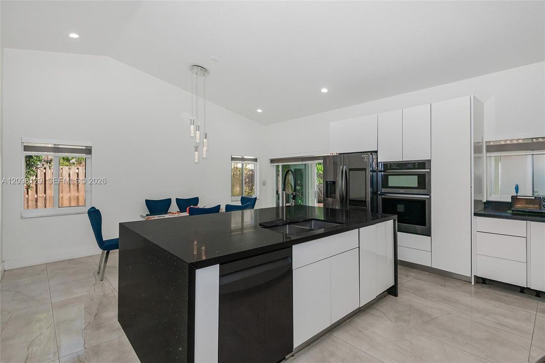 En Renta: $4,900 (4 camas, 3 baños, 1727 Pies cuadrados)