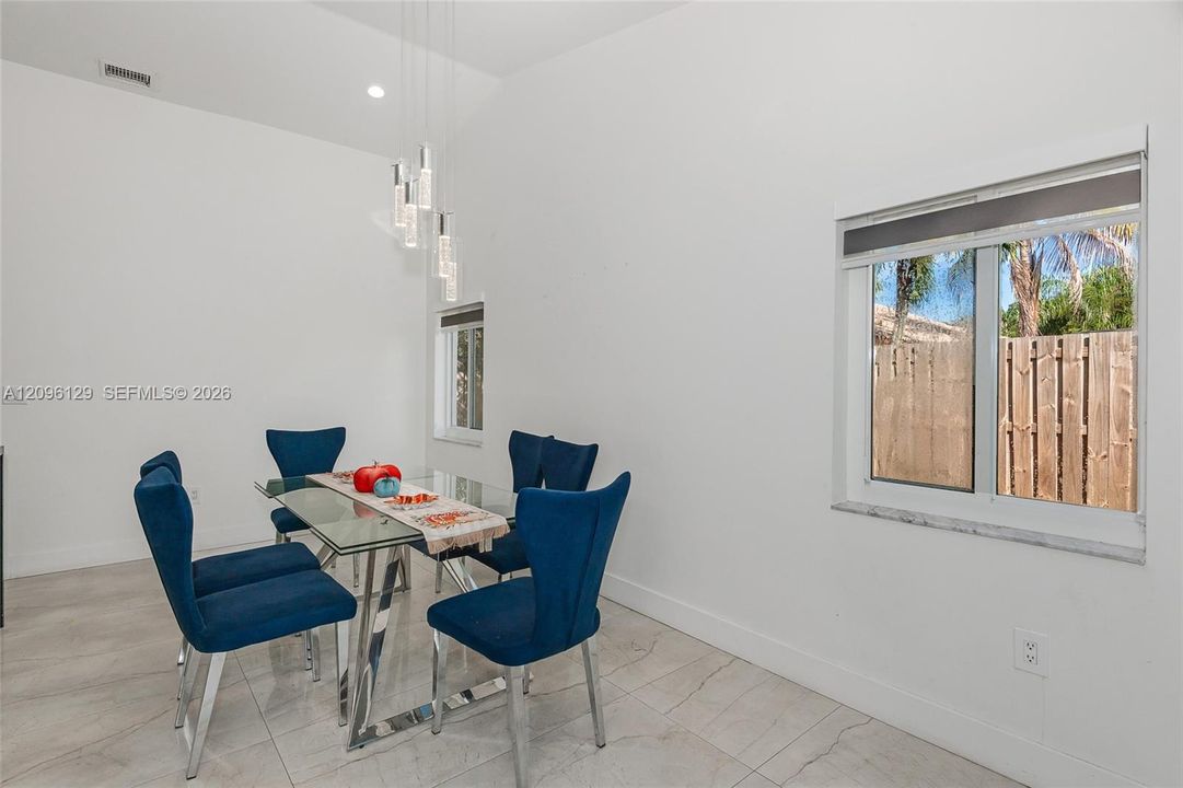 En Renta: $4,900 (4 camas, 3 baños, 1727 Pies cuadrados)