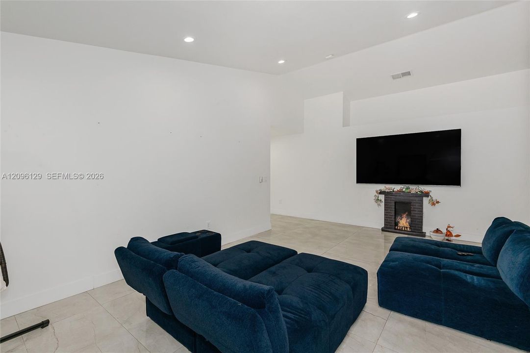 En Renta: $4,900 (4 camas, 3 baños, 1727 Pies cuadrados)