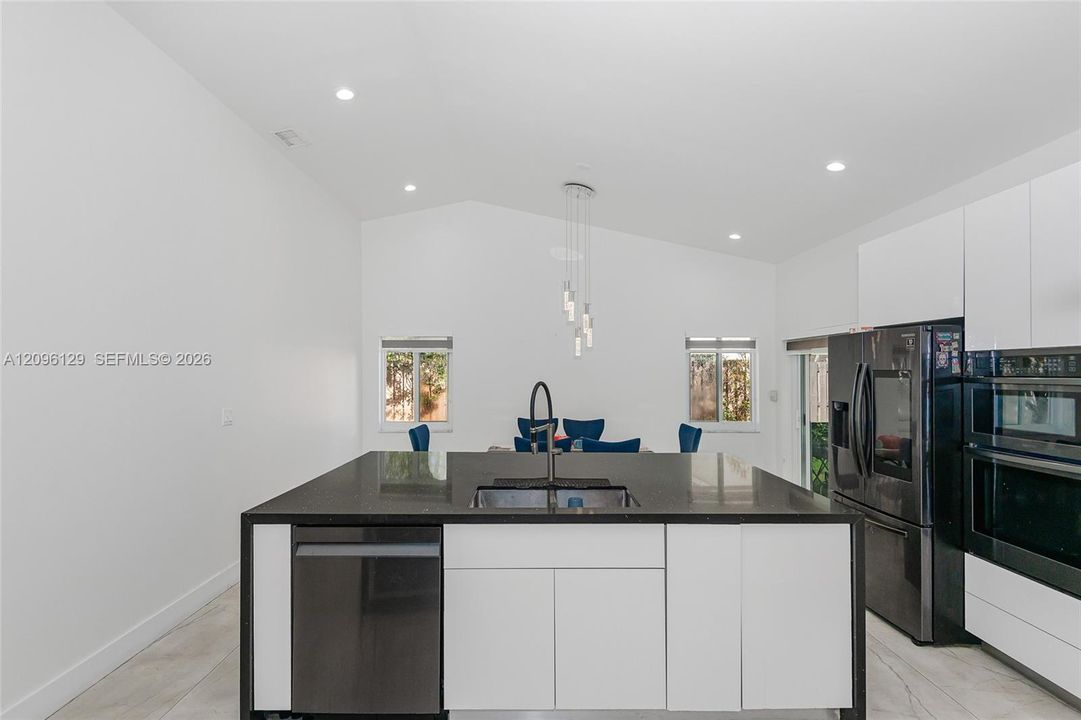En Renta: $4,900 (4 camas, 3 baños, 1727 Pies cuadrados)