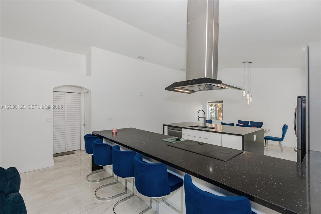 En Renta: $4,900 (4 camas, 3 baños, 1727 Pies cuadrados)