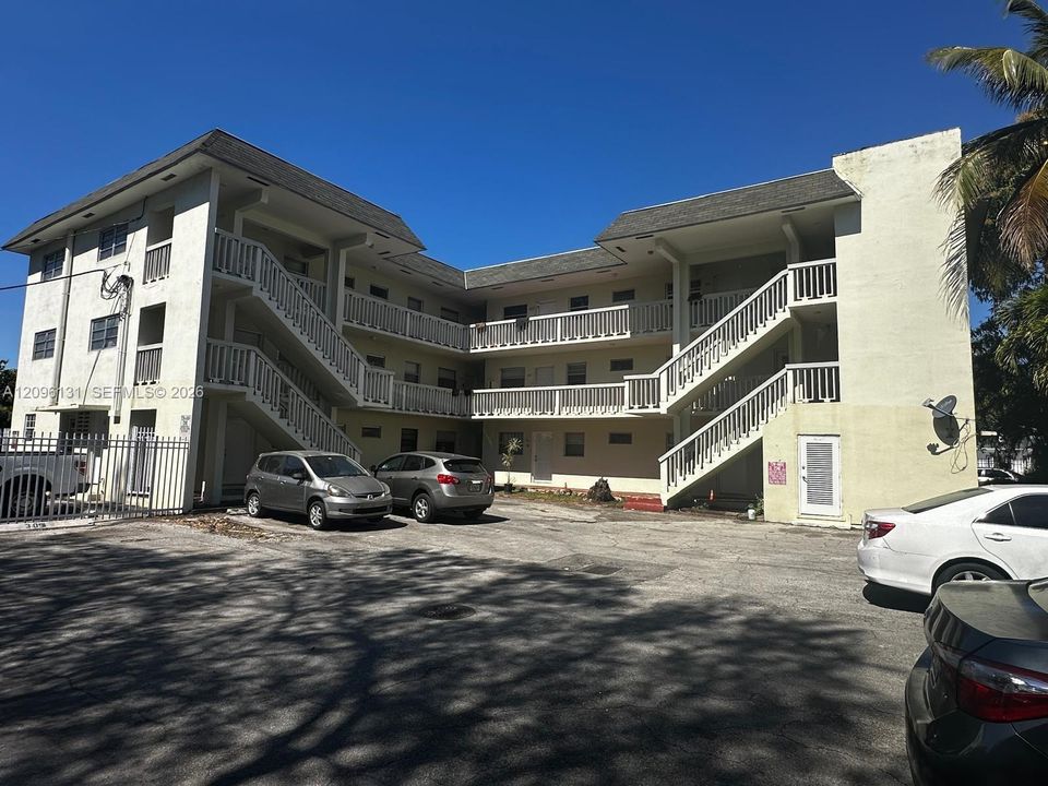 For Rent: $1,700 (1 beds, 1 baths, 661 Square Feet)