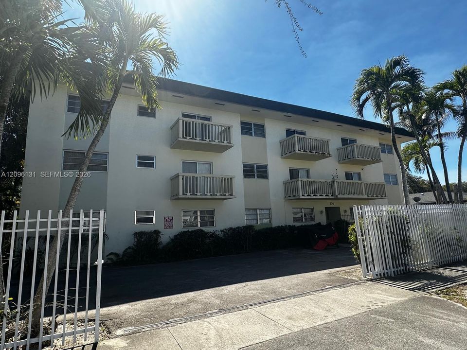 For Rent: $1,700 (1 beds, 1 baths, 661 Square Feet)