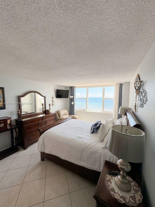 For Rent: $3,000 (1 beds, 2 baths, 832 Square Feet)