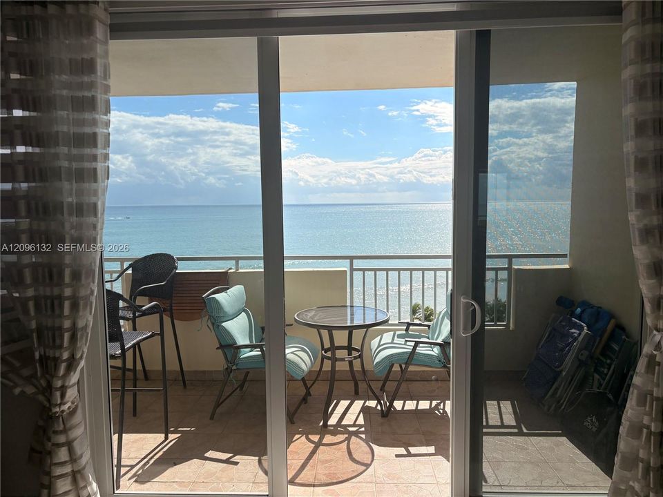 For Rent: $3,000 (1 beds, 2 baths, 832 Square Feet)