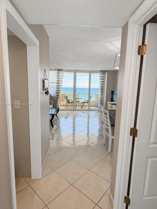 For Rent: $3,000 (1 beds, 2 baths, 832 Square Feet)