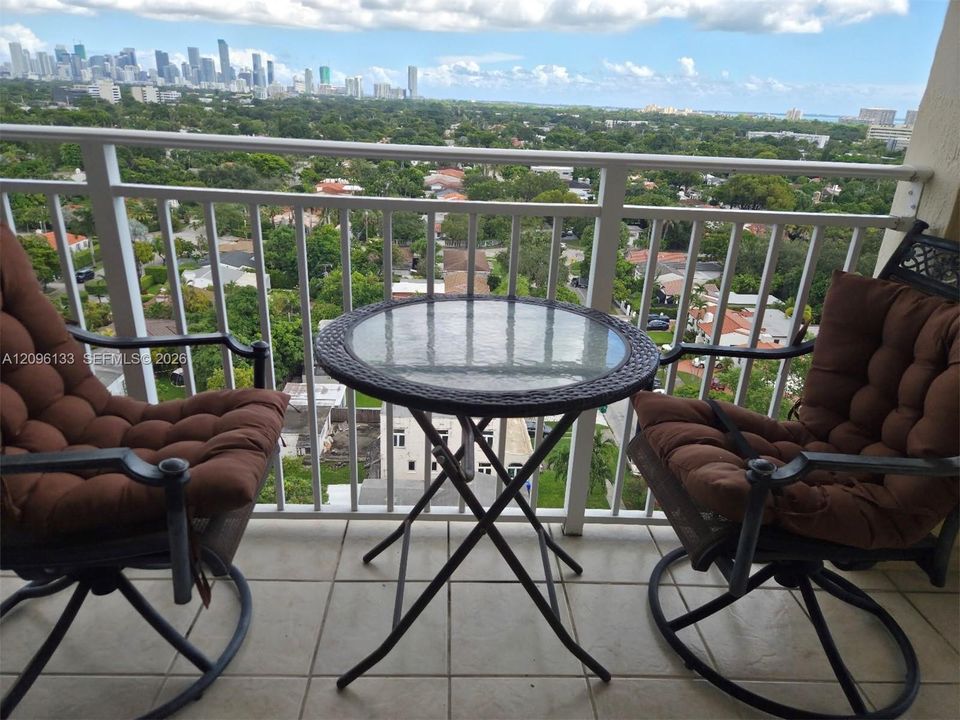 For Sale: $525,000 (2 beds, 2 baths, 1296 Square Feet)