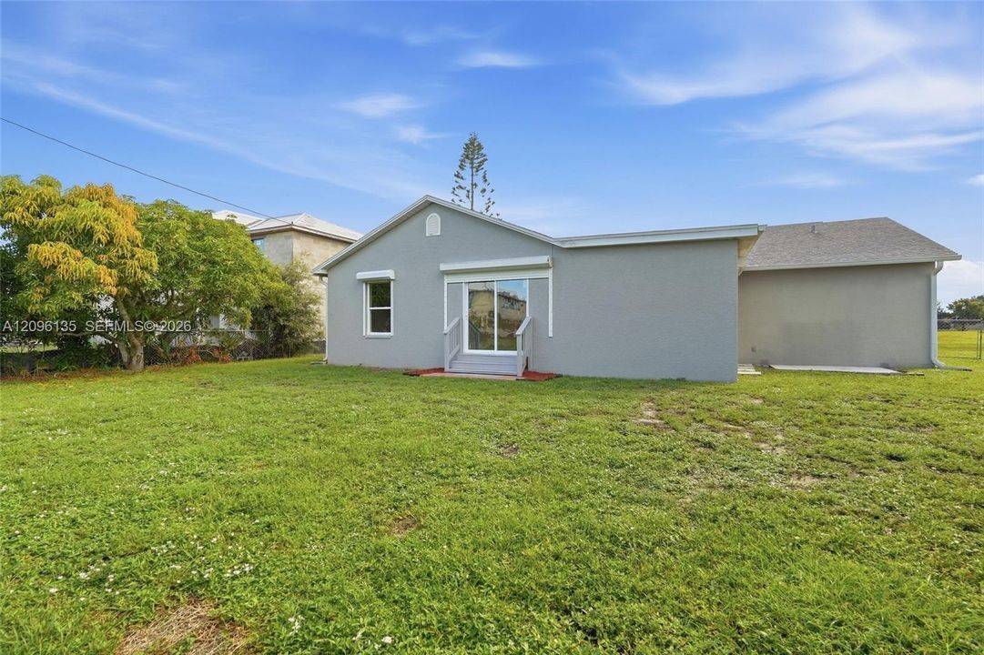 For Sale: $299,900 (4 beds, 2 baths, 1677 Square Feet)