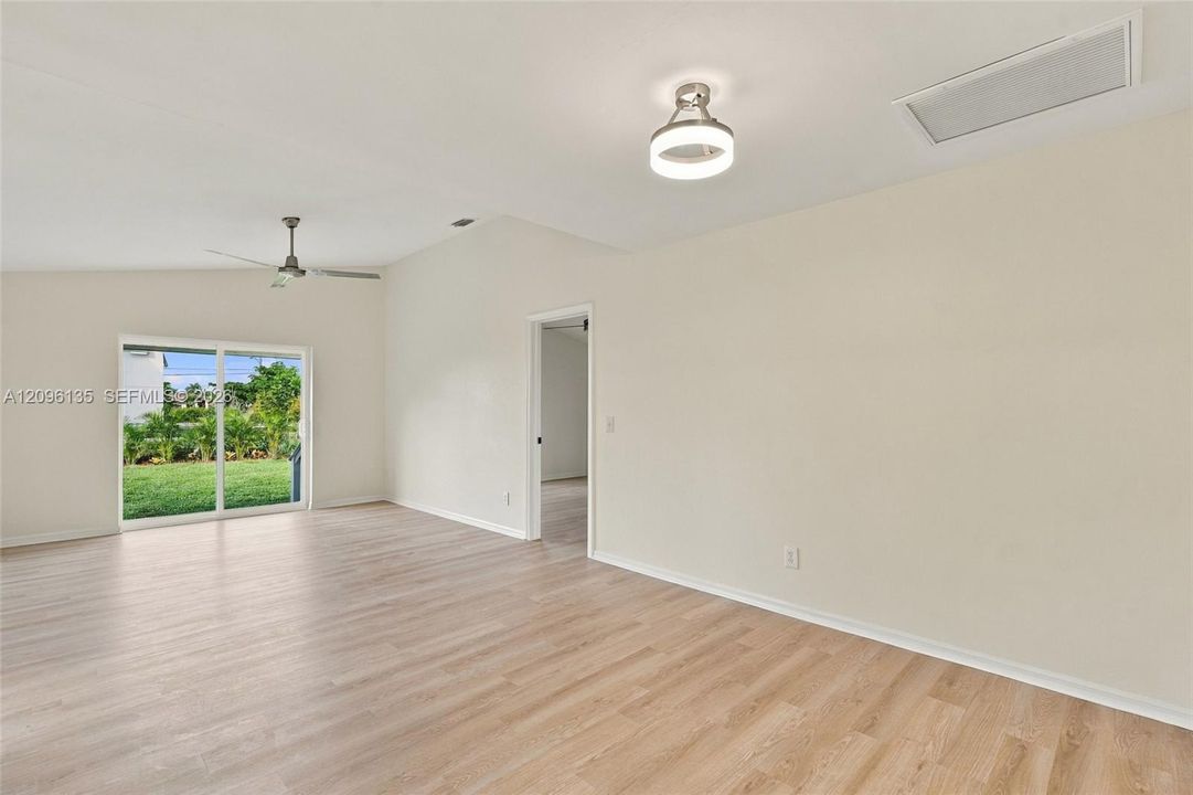 For Sale: $299,900 (4 beds, 2 baths, 1677 Square Feet)