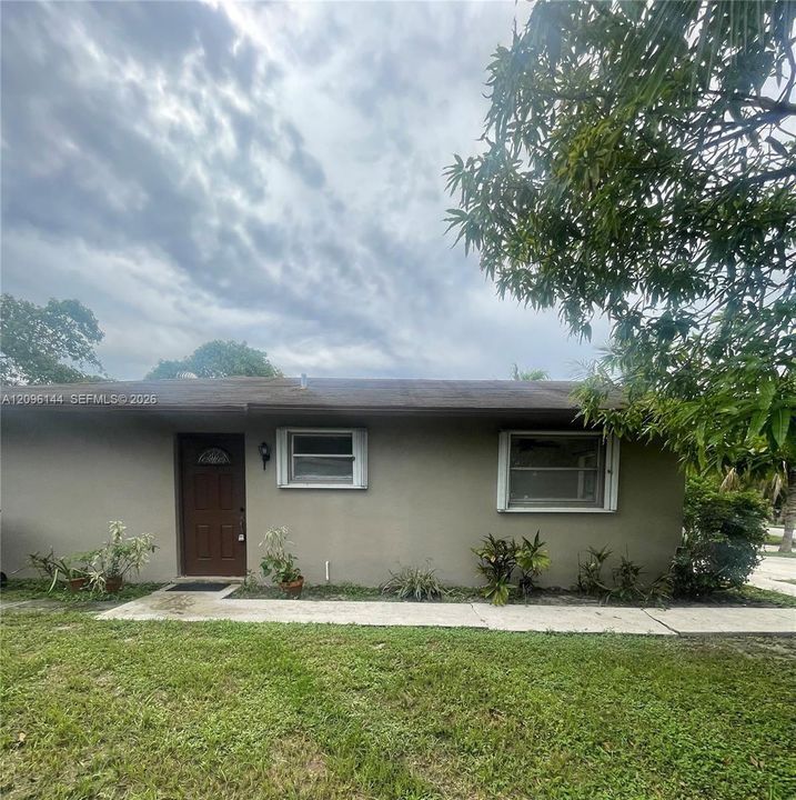 For Rent: $2,200 (2 beds, 1 baths, 950 Square Feet)