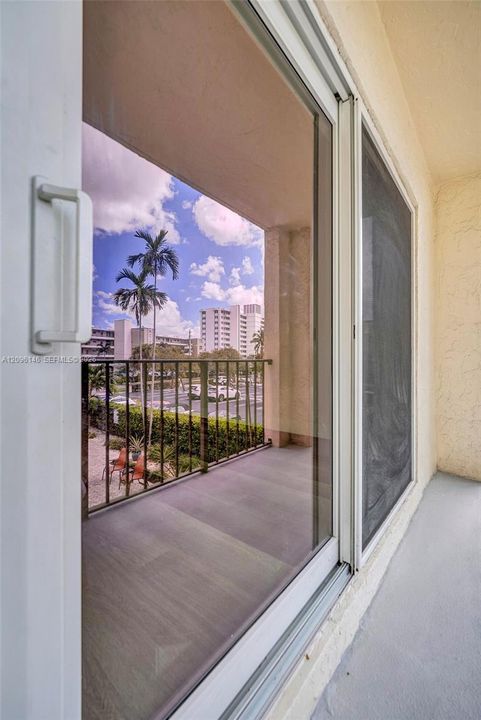 For Sale: $389,400 (2 beds, 2 baths, 990 Square Feet)