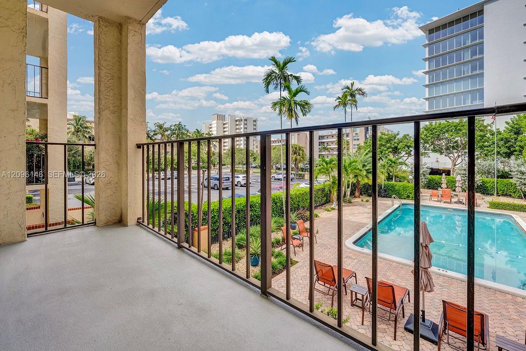 For Sale: $389,400 (2 beds, 2 baths, 990 Square Feet)