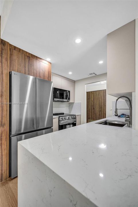 For Sale: $389,400 (2 beds, 2 baths, 990 Square Feet)