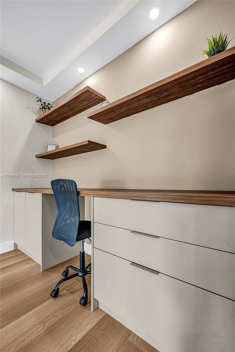 For Sale: $389,400 (2 beds, 2 baths, 990 Square Feet)